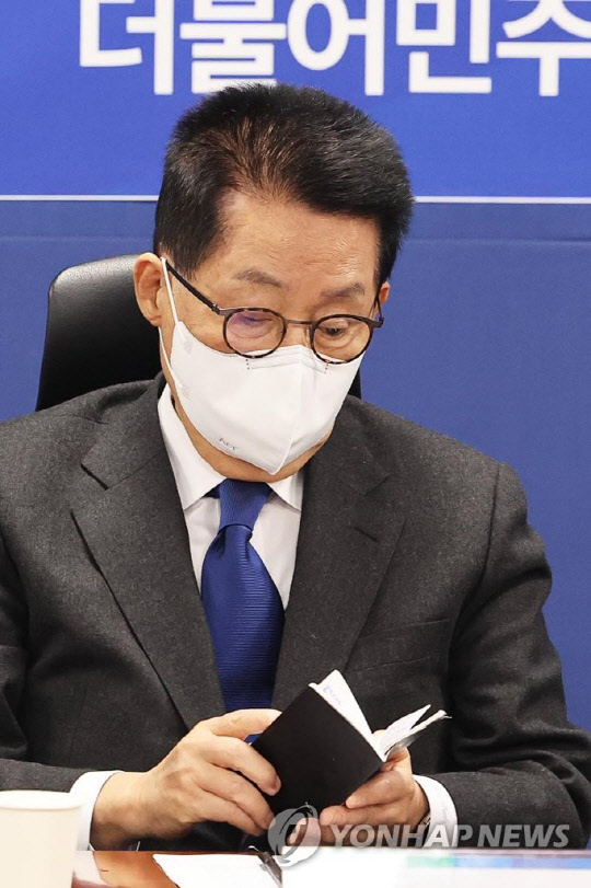 박지원 전 국정원장이 지난달 27일 오전 국회 의원회관에서 더불어민주당 윤석열정권정치탄압대책위원회 주최로 열린 서해 공무원 피격 사건 및 흉악범죄자 추방 사건 관련 기자회견에서 수첩을 보고 있다.<연합뉴스>